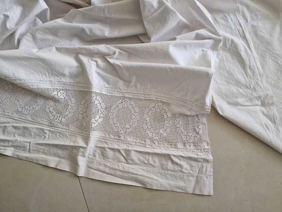 Obrus biały z haftem PRL