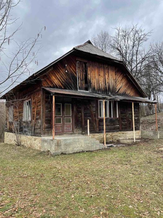Продається старий будинок з великою земельною ділянкою