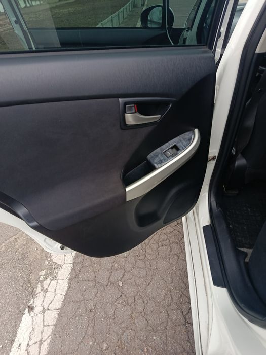 У продажі авто Toyota Prius 2014 3 покоління FL 1.8 AT (136 к.с.)