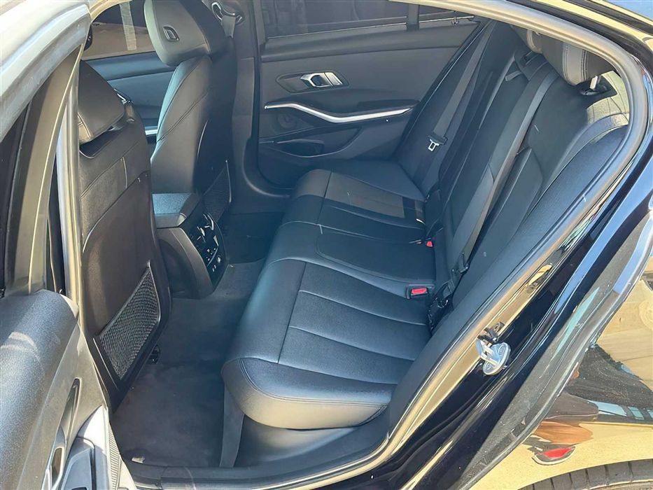 BMW 330i      2020
