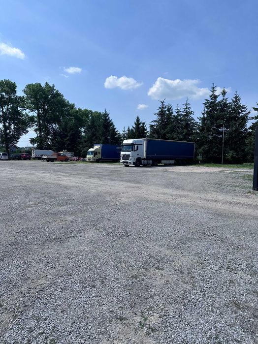 Miejsca parkingowe TIR/BUS + kontenery magazynowe.