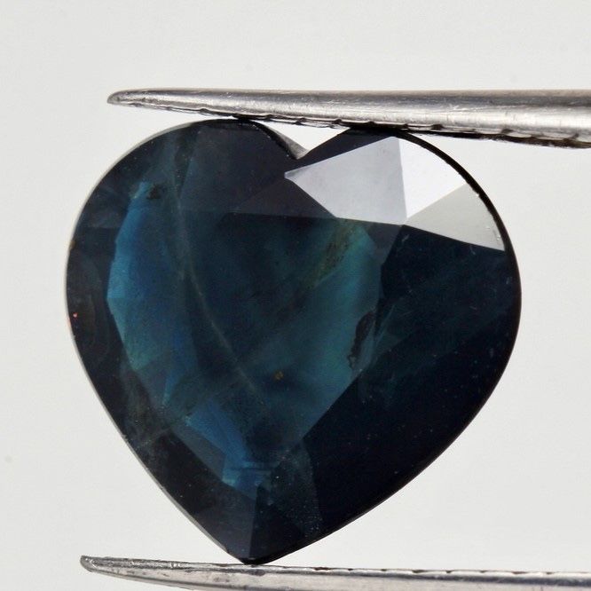 Натуральный сапфир огранки сердце 3.12 карат