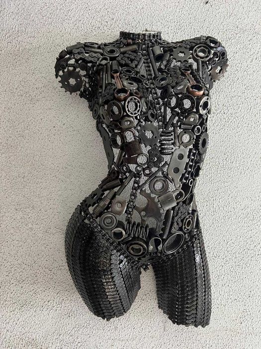 Corpos mulher em metal reciclado