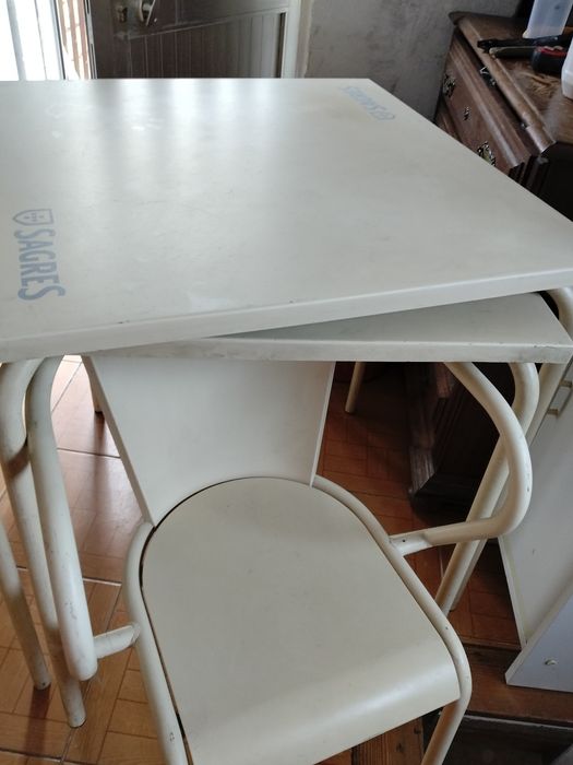 Vendo duas mesas e 6 cadeiras pra esplanadas