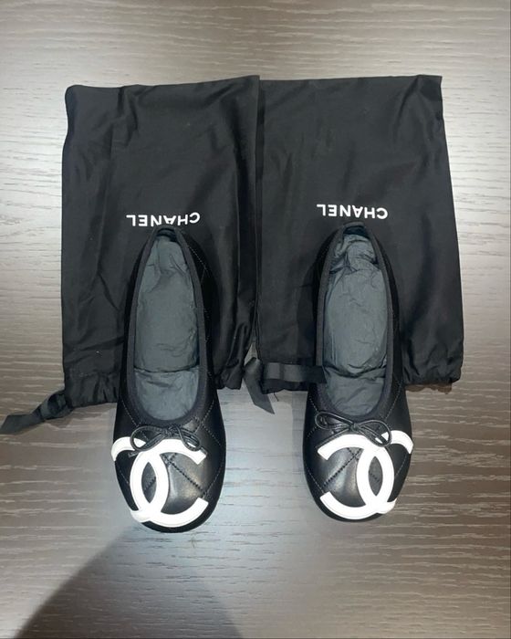 Chanel Sabrinas Ballet Flats em Pele Preto e Branco