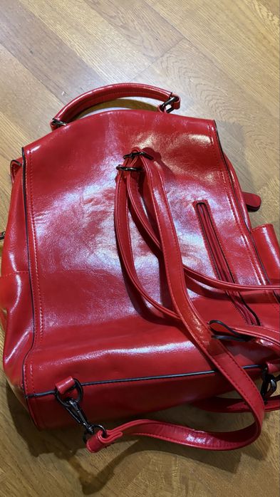 Inez Delure. Piekny plecak z lakierowanej skóry eco