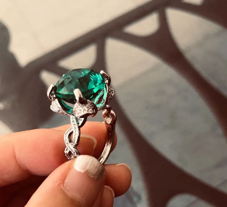 Anel de pedra preciosa estilo vintage à venda a preço especial.