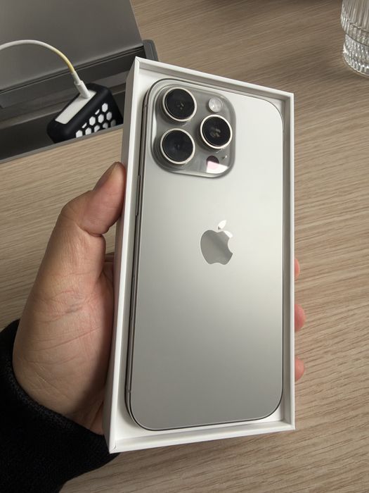 Продам Iphone 16 pro 256 gb natural titanium та чохол Pitaka в подарунок