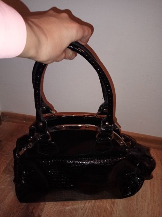 Czarna nowa torebka damska na ramię.