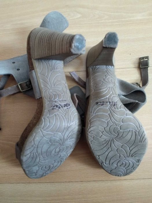 Sandália tamanho 36 marca Bata