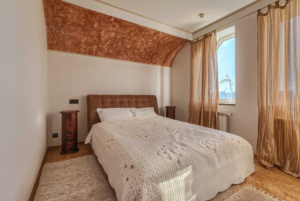 Дизайнерский дом с бассейном  посуточно . Красивый сад с озером, сауна