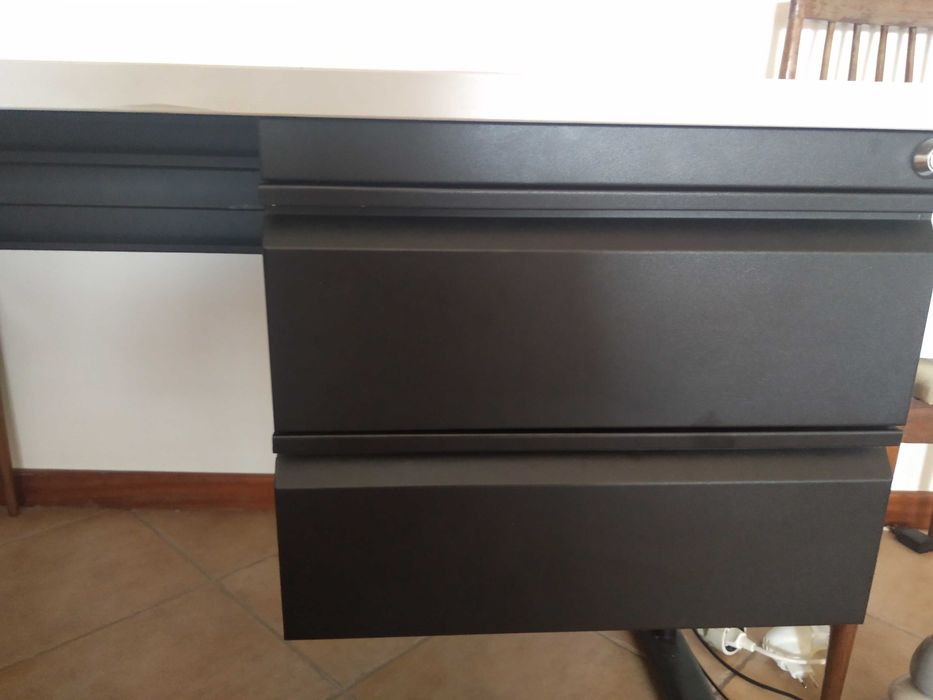 Office Desk in Very Good Condition64740544256771121