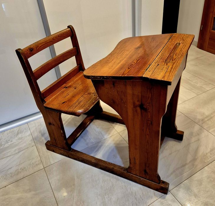 Stara zabytkowa ławka szkolna kałamarz