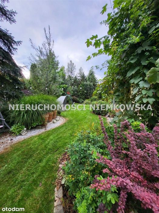 Niebanalny dom z ogrodem zimowym oraz kominkiem
