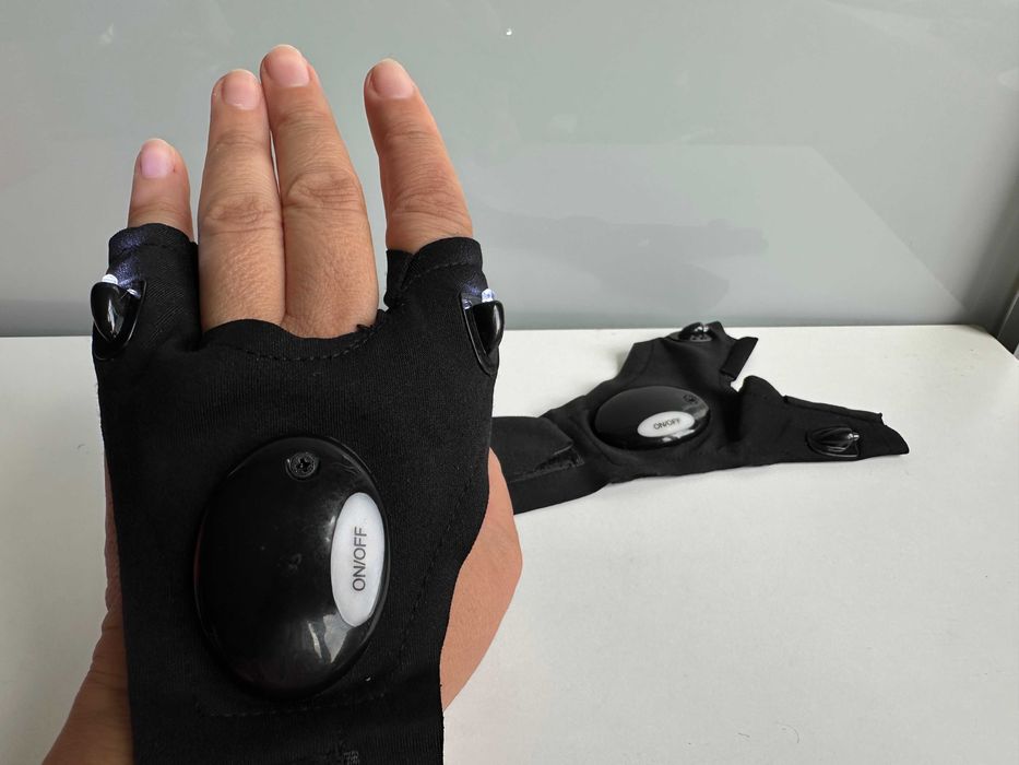 Рукавичка з підсвічуванням Atomic Beam Hand-Free Right Black.