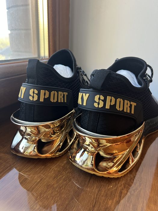 Эксклюзивные кроссовки с золотыми элементами – премиум  Plein Sport