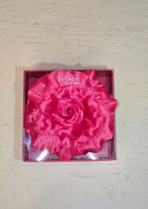 Брош-квітка Escada Especially Delicate Notes