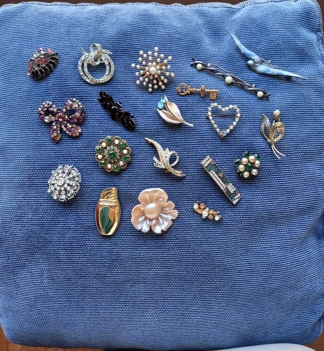 Alfinetes de peito vintage