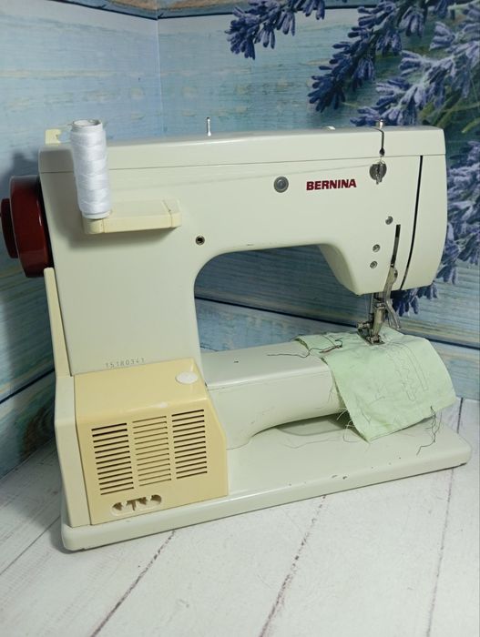 Швейная машинка с педалью Bernina708