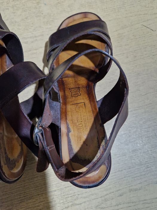 Sandały skórzane na obcasie brązowe