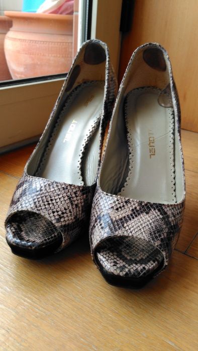 Snake-skin shoes in very good condition