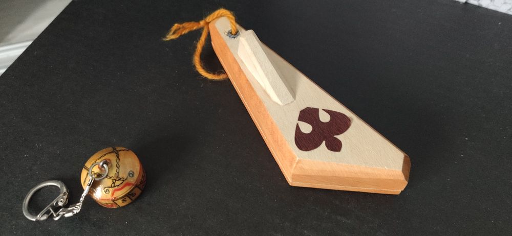 Instrument z Kirgistanu + breloczek