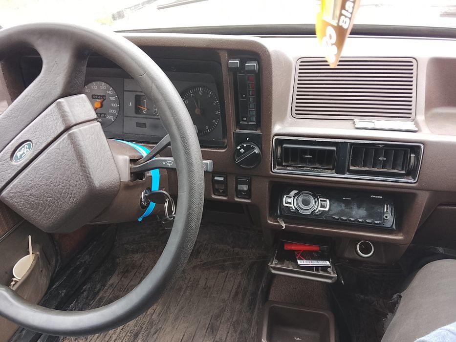 автомобіль форд ескорт
