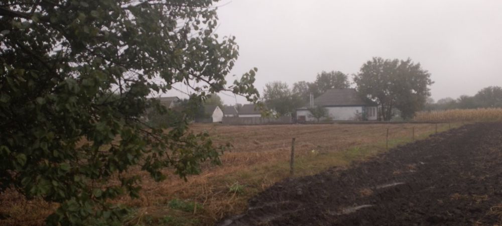 Продається будинок із земельною ділянкою. Прилуцький район, с. Гнідинці