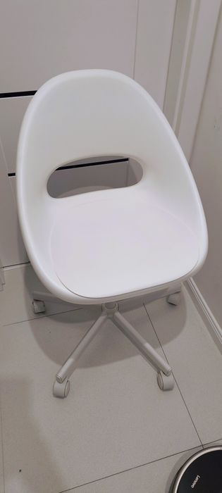 Krzesło do biurka na kółkach obrotowe białe z Ikei
