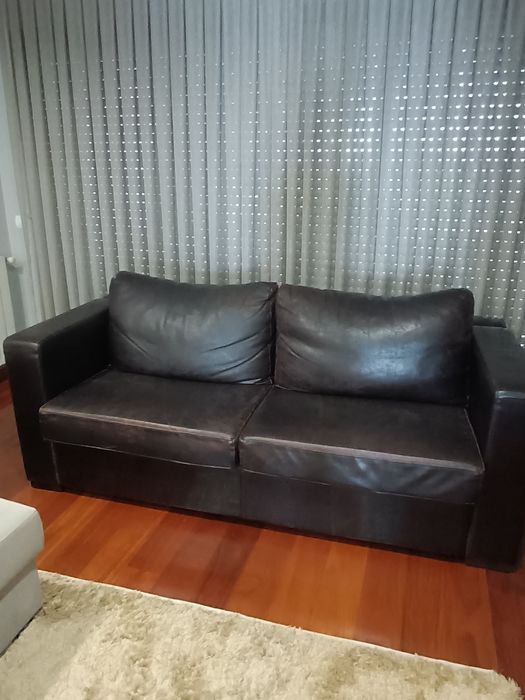 Sofá de couro com pousa pes