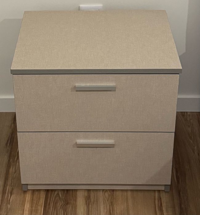 Cama de casal IKEA com estrado e mesas de cabeceira