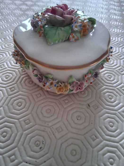 caixa guarda-joias em porcelana da extinta fábrica portuguesa Artibus