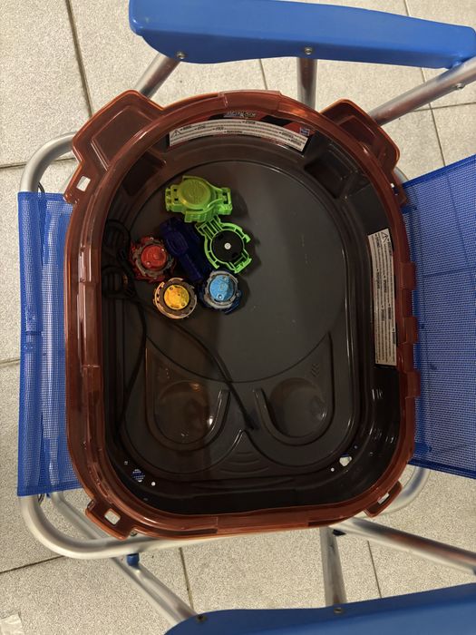 beyblade arena inclui 3 beyblades e 2 lançadores