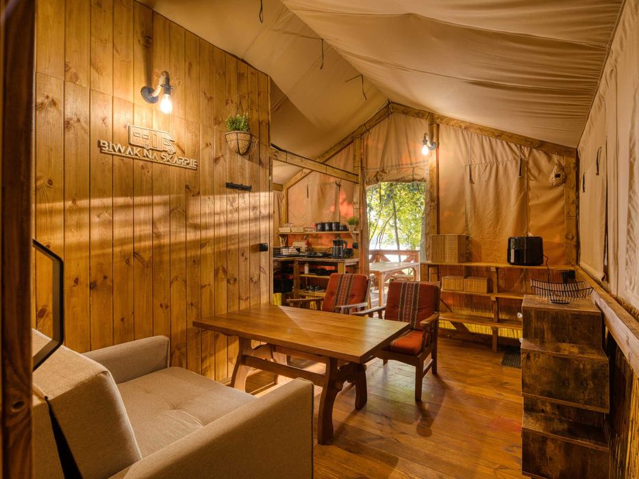 Glamping, pole biwakowe, kampery, namioty, przyczepy kempingowe
