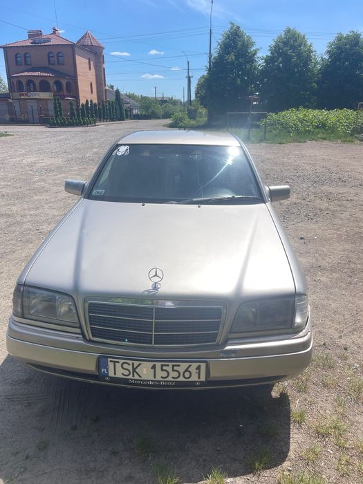 Автомобіль Mercedes-Bens