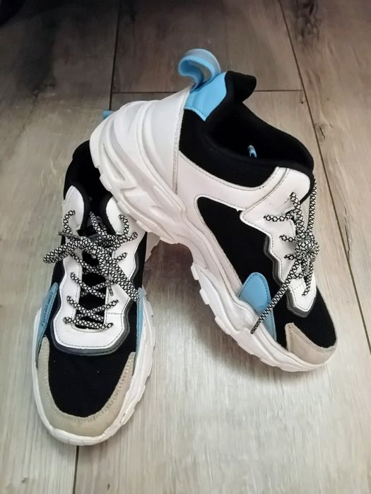 Buty sportowe na platformie 40/26cm.