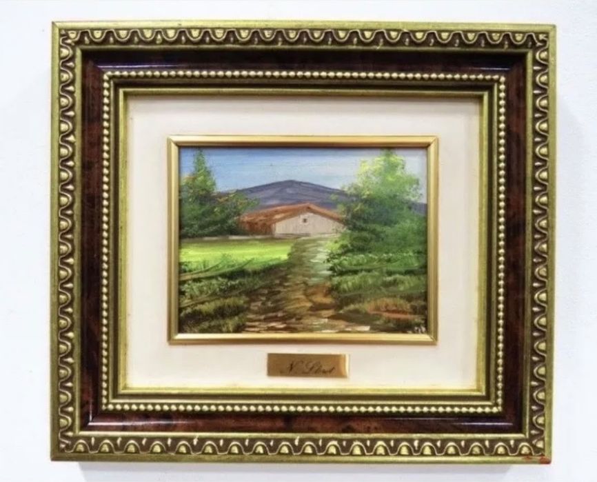 Pequena pintura emoldurada.