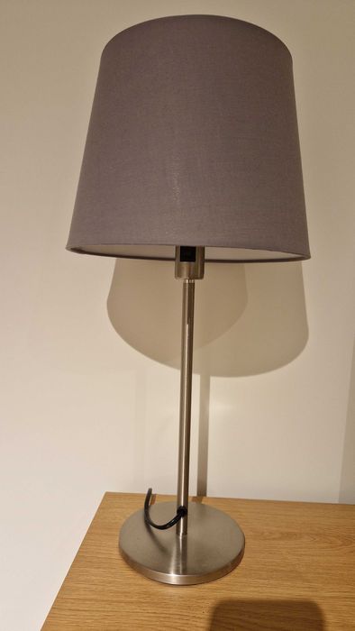 Candeeiro de mesa cinzento