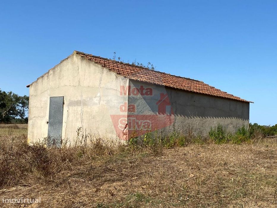 Terreno rústico com construção perto de Melides