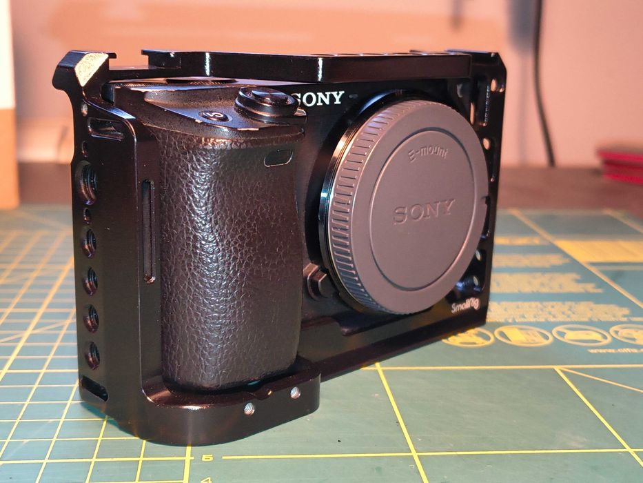 Bezlusterkowiec Sony a6400, klatka SmallRig