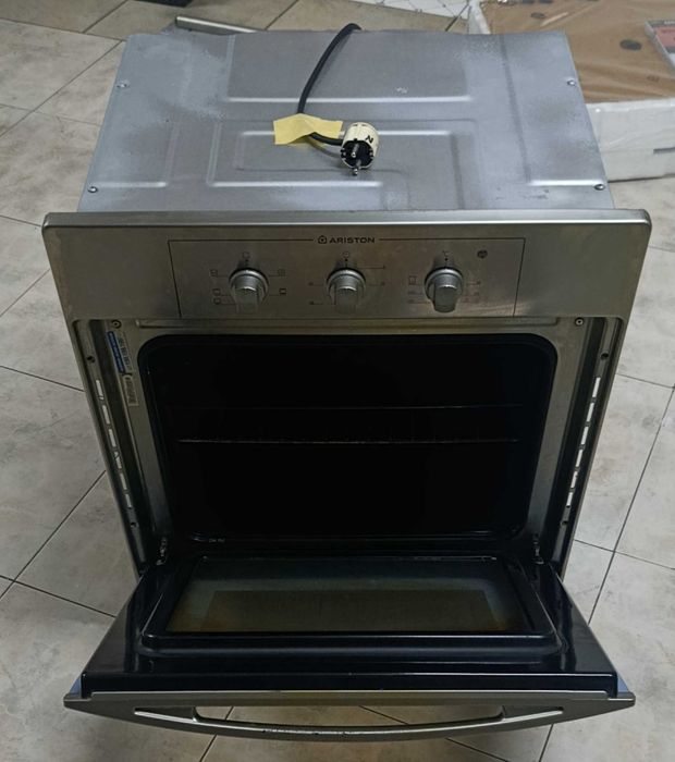Forno elétrico de encastrar ARISTON FB21.2 IX 59.5cm em Bom Estado!