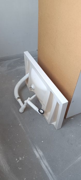 Duża umywalka ceramiczna z odplywem