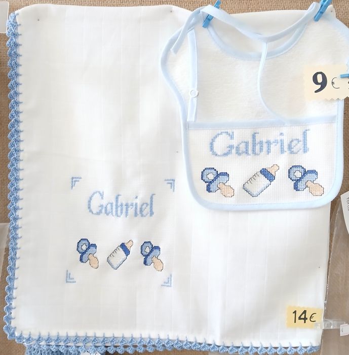 Conjunto de fralda e babete bordados