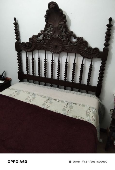 Cama com estrado mais duas mesinhas