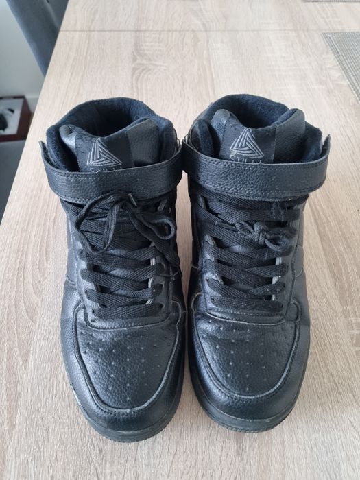 Зимові кросівки на підлітка в хорошому стані , довжина устілки 25 см