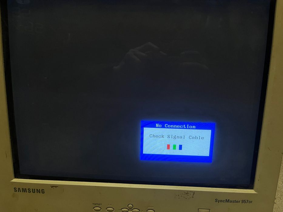 Monitor SyncMaster 957DF a funcionar