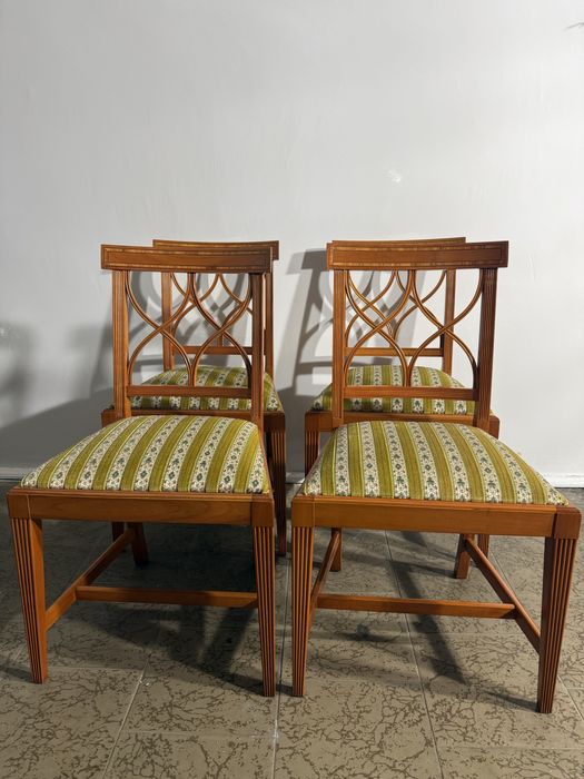 Komplet czterech krzeseł stan idealny .