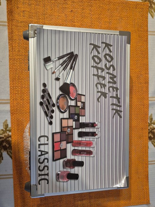 Kuferek z kosmetykami do makijażu