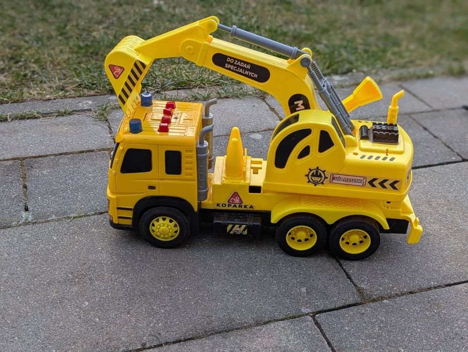 Zabawki ogrodowe: traktor, kosiarka i samochody