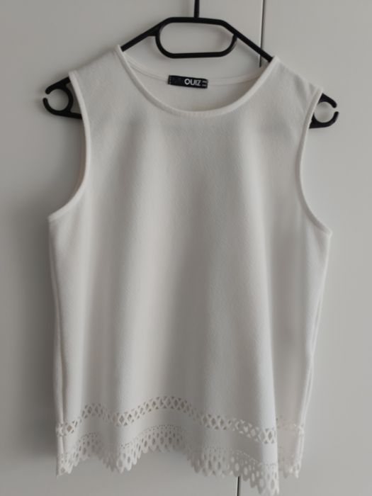 Biały top z ozdobnym dołem